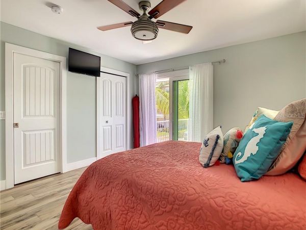 Four Bedroom Walk to Beach Vacation Home in Anna Maria