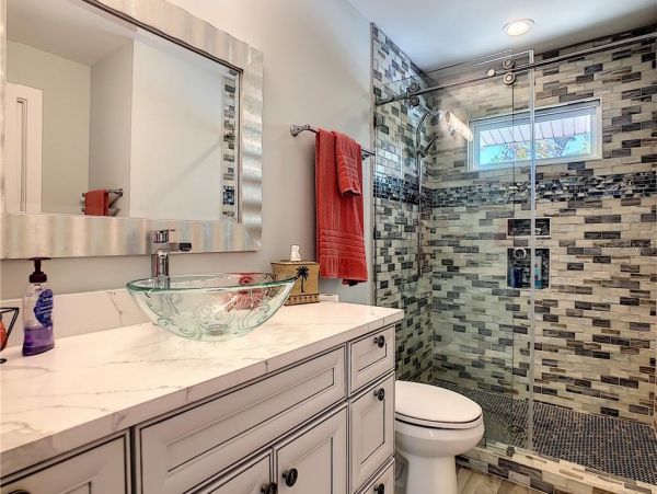 Four Bedroom Walk to Beach Vacation Home in Anna Maria