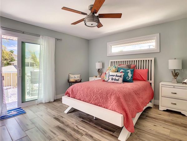 Four Bedroom Walk to Beach Vacation Home in Anna Maria