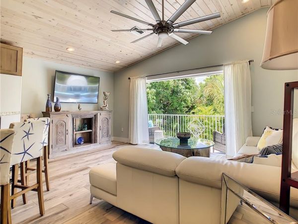 Four Bedroom Walk to Beach Vacation Home in Anna Maria