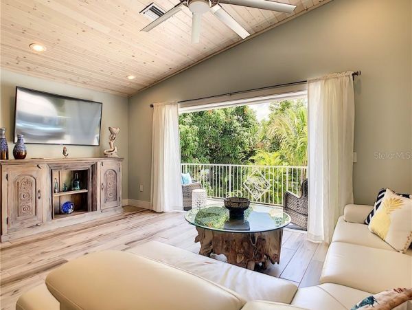 Four Bedroom Walk to Beach Vacation Home in Anna Maria