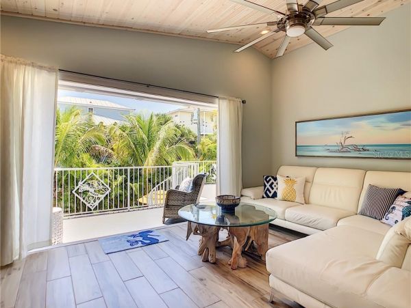 Four Bedroom Walk to Beach Vacation Home in Anna Maria