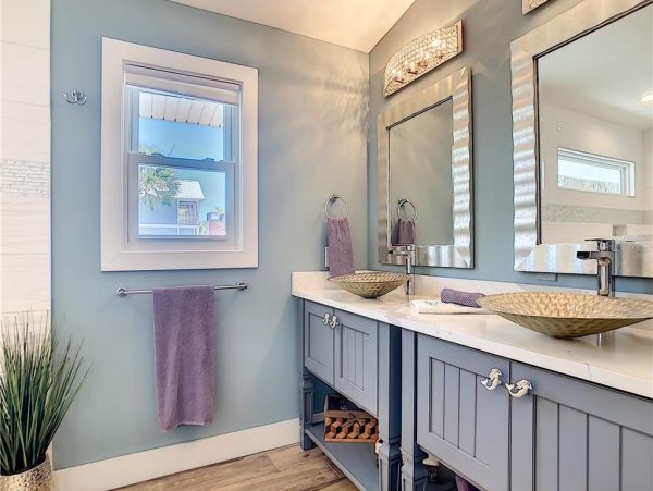 Four Bedroom Walk to Beach Vacation Home in Anna Maria