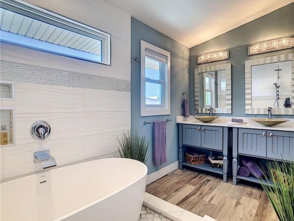 Four Bedroom Walk to Beach Vacation Home in Anna Maria