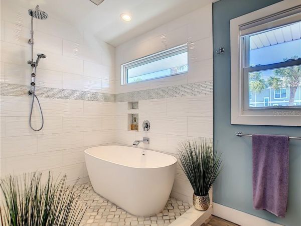 Four Bedroom Walk to Beach Vacation Home in Anna Maria