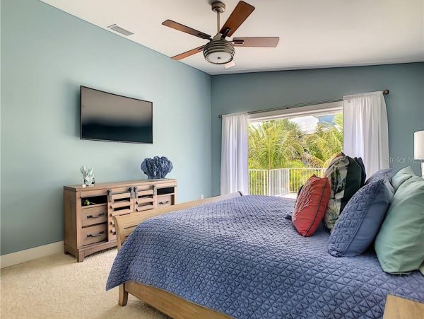 Four Bedroom Walk to Beach Vacation Home in Anna Maria