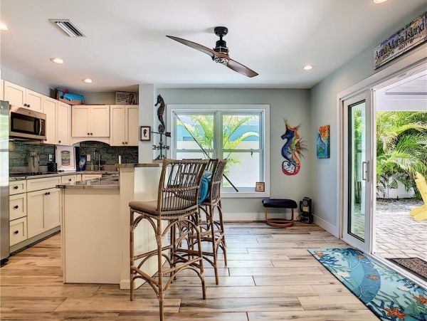 Four Bedroom Walk to Beach Vacation Home in Anna Maria