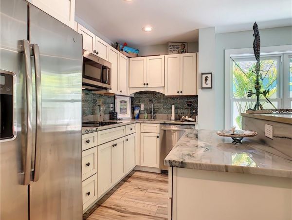 Four Bedroom Walk to Beach Vacation Home in Anna Maria