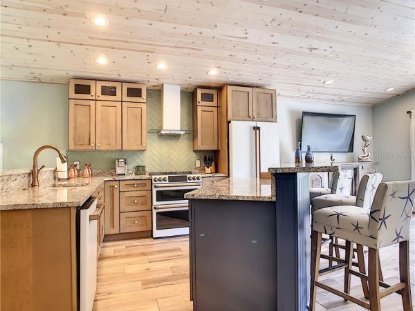 Four Bedroom Walk to Beach Vacation Home in Anna Maria