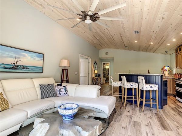 Four Bedroom Walk to Beach Vacation Home in Anna Maria