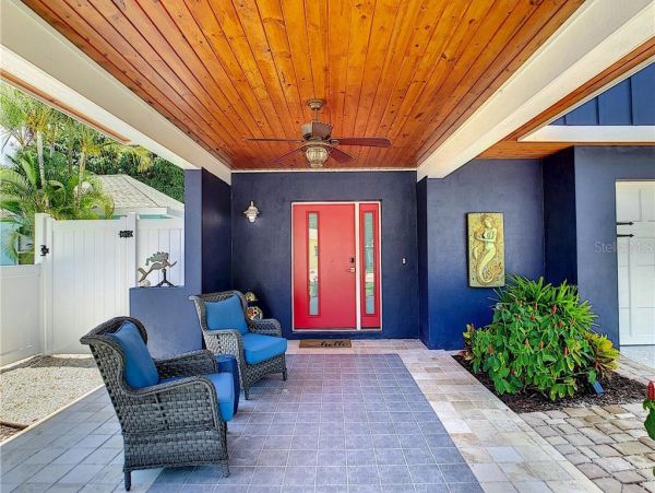 Four Bedroom Walk to Beach Vacation Home in Anna Maria
