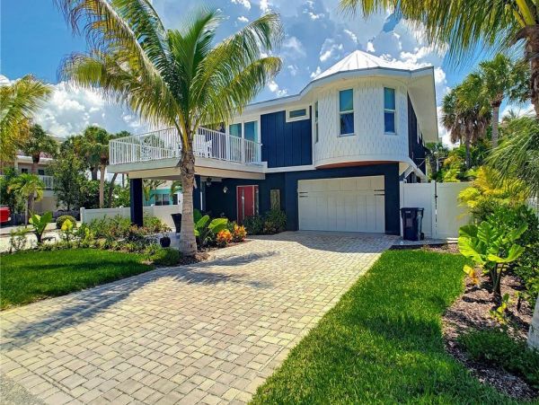 Four Bedroom Walk to Beach Vacation Home in Anna Maria