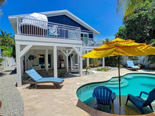 Four Bedroom Walk to Beach Vacation Home in Anna Maria
