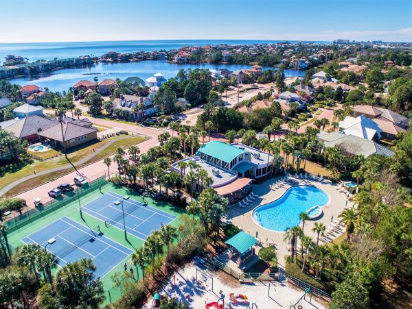 Stylish Destin Vacation Pool Home Sleeps 10 Guests