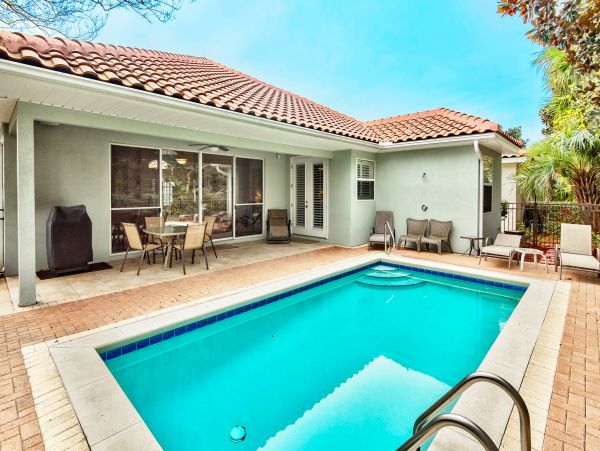 Stylish Destin Vacation Pool Home Sleeps 10 Guests