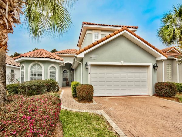 Stylish Destin Vacation Pool Home Sleeps 10 Guests