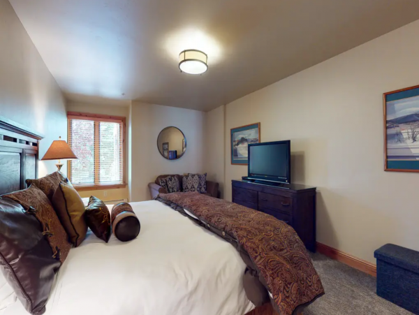Ski in/Ski out First-Floor Condo with Shared Pool & Spa