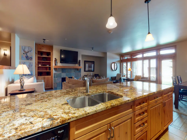 Ski in/Ski out First-Floor Condo with Shared Pool & Spa