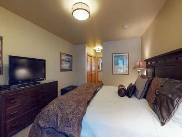 Ski in/Ski out First-Floor Condo with Shared Pool & Spa