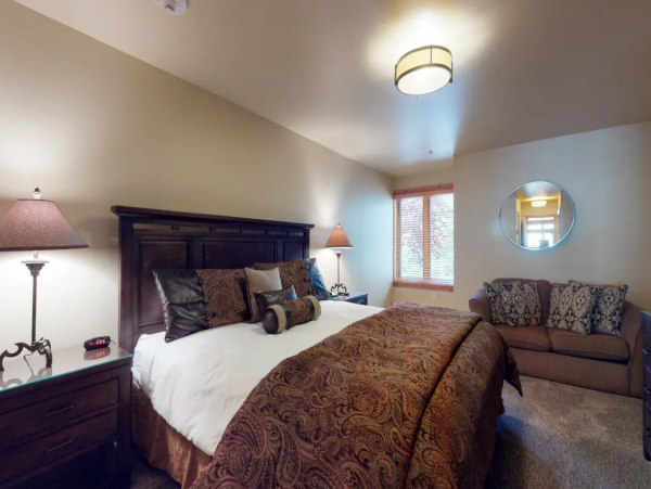 Ski in/Ski out First-Floor Condo with Shared Pool & Spa