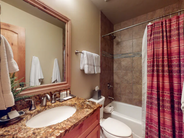 Ski in/Ski out First-Floor Condo with Shared Pool & Spa