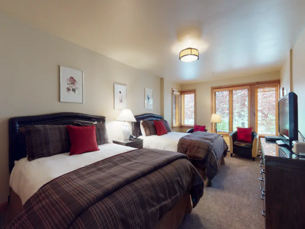 Ski in/Ski out First-Floor Condo with Shared Pool & Spa