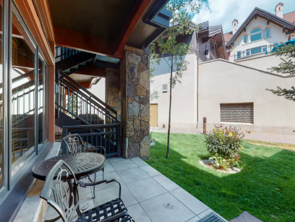 Ski in/Ski out First-Floor Condo with Shared Pool & Spa