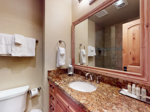 Ski in/Ski out First-Floor Condo with Shared Pool & Spa