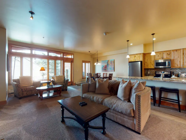 Ski in/Ski out First-Floor Condo with Shared Pool & Spa