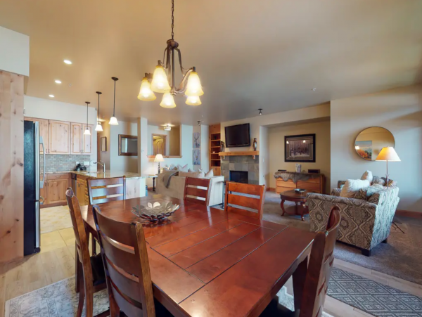 Ski in/Ski out First-Floor Condo with Shared Pool & Spa