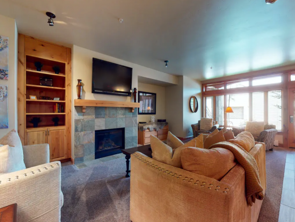 Ski in/Ski out First-Floor Condo with Shared Pool & Spa