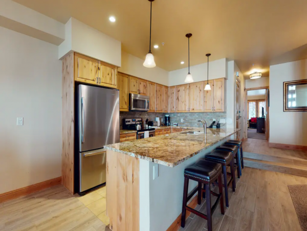 Ski in/Ski out First-Floor Condo with Shared Pool & Spa