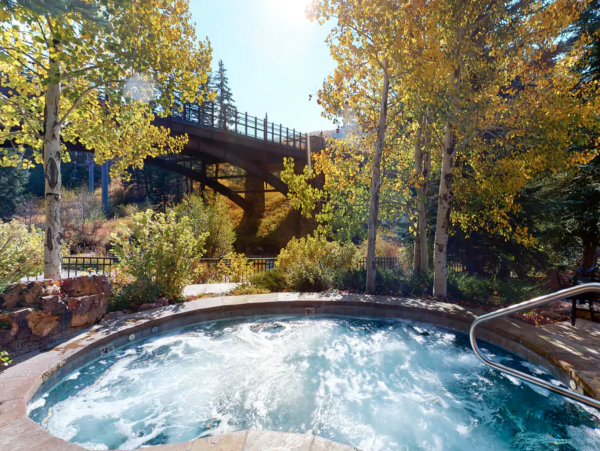 Ski in/Ski out First-Floor Condo with Shared Pool & Spa