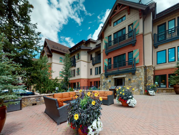 Ski in/Ski out First-Floor Condo with Shared Pool & Spa