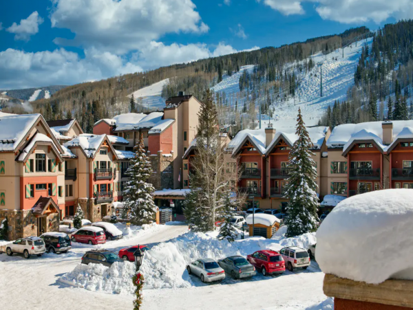 Ski in/Ski out First-Floor Condo with Shared Pool & Spa