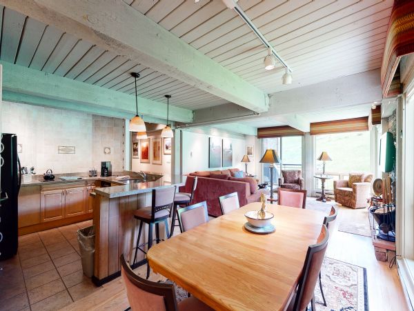 2 Bedroom with Hot Tub, Ski/In-Out