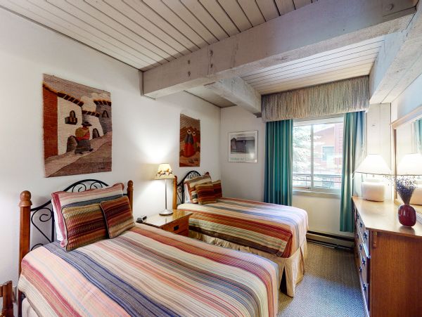 2 Bedroom with Hot Tub, Ski/In-Out