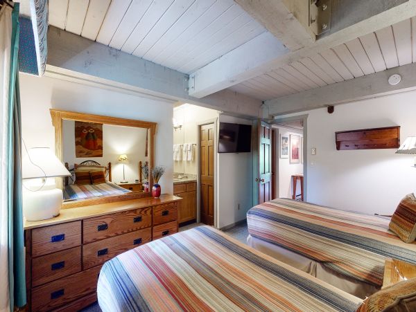 2 Bedroom with Hot Tub, Ski/In-Out