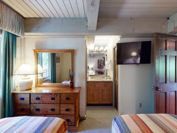 2 Bedroom with Hot Tub, Ski/In-Out