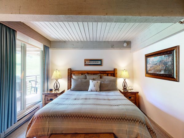 2 Bedroom with Hot Tub, Ski/In-Out