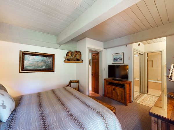 2 Bedroom with Hot Tub, Ski/In-Out
