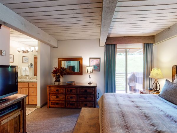 2 Bedroom with Hot Tub, Ski/In-Out