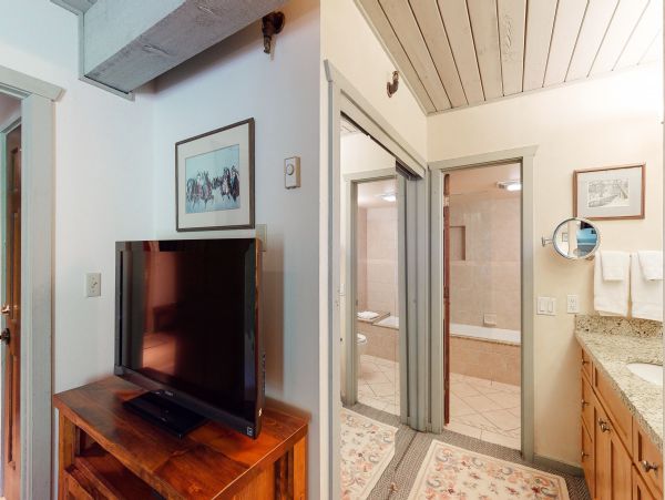 2 Bedroom with Hot Tub, Ski/In-Out