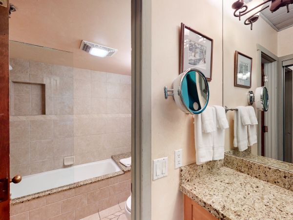 2 Bedroom with Hot Tub, Ski/In-Out