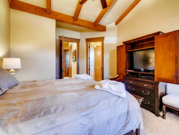 Stately Townhome with Shared Pool & Hot Tub