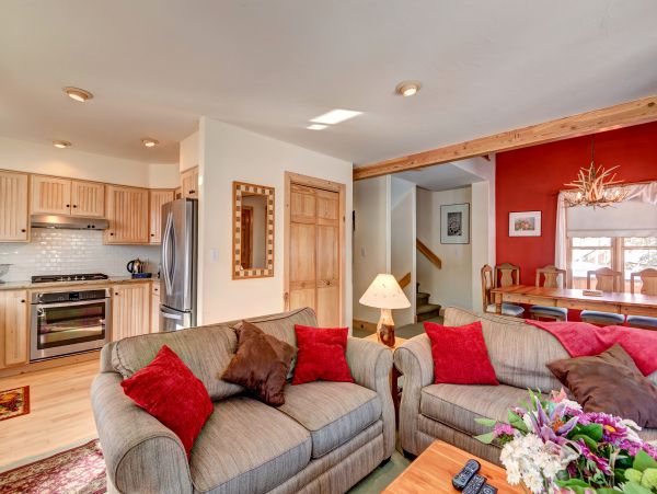 Cozy Home in town - Walk to lifts