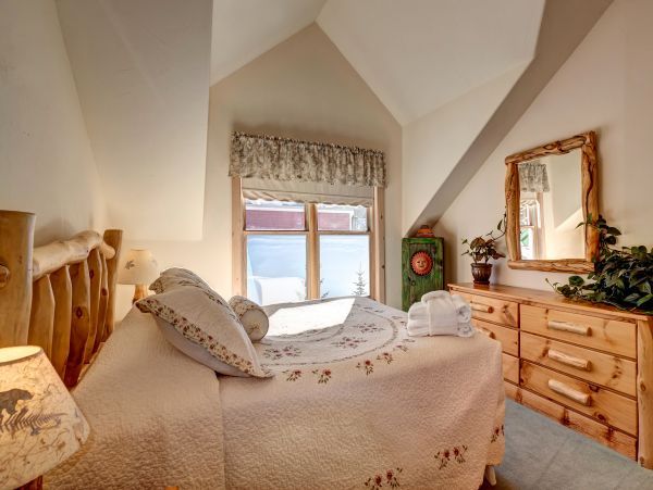 Cozy Home in town - Walk to lifts