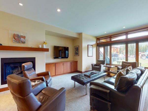 Ground floor ski in ski out unit
