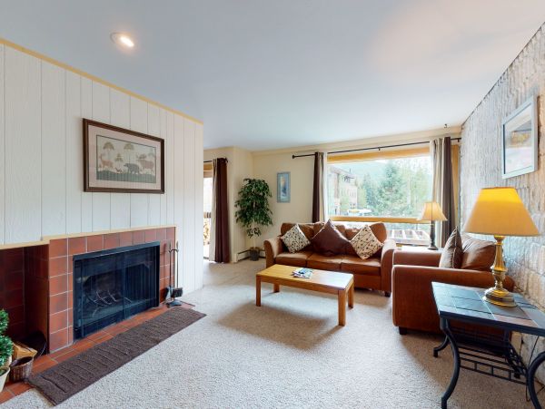 Lionshead  Ski Access and shared hot tub
