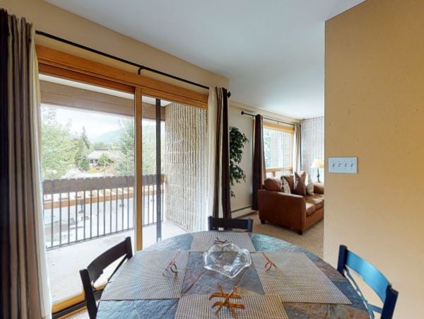 Lionshead  Ski Access and shared hot tub